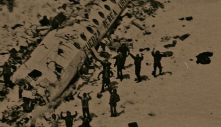 OSTAVILI SU JE DA UMRE SA DECOM: Preživela pad aviona, glad, minus 30 i izdaju – istinita priča koja šokira svet! (VIDEO)